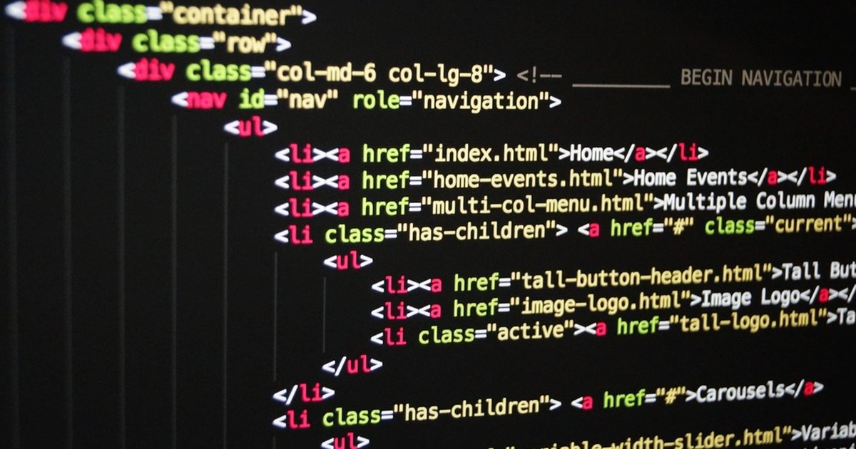Närbild på HTML-kod i en textredigerare.